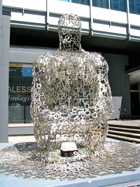 Rzeźba zbudowana z liter przed jednym z budynków
